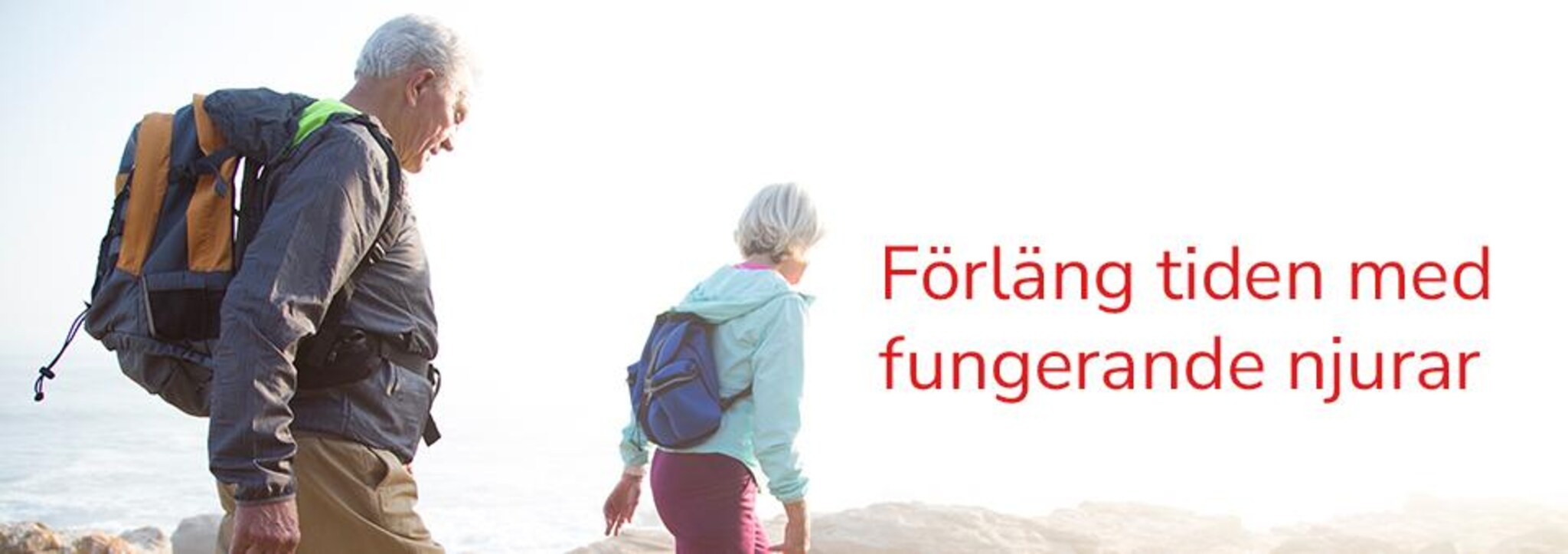 Äldre par vandrar